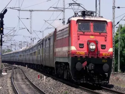 ticketless travellers  खाली 49 दिनन में एह रेलवे जोन में बेटिकट यात्री लोग भरल 10 करोड़ से जादे के जुर्माना