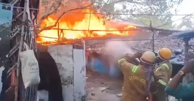 कानपुर के अवैध झोपड़पट्टी में लागल भीषण आग  100 से अधिका झोपडी   कई गो दुकान जर के राख