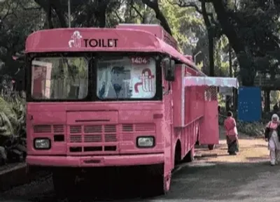 गोरखपुर में महिला लोगन के जल्दिये मिली मोबाइल पिंक टॉयलेट   कबाड़ बसन से बनल बा मोबाइल पिक टॉयलेट  बगल में बनल बा कैफेटेरिया