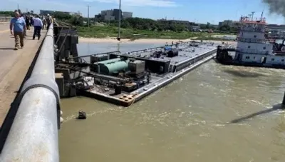अमेरिका के टेक्सास में भइल बड़ नौका हादसा  पुल से टकरइले के बाद नदी में 2000 गैलन तेल गिरले के आशंका