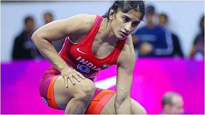 vinesh phogat  पहलवान विनेश फोगाट के लागल तगड़ा झटका  ओलंपिक के फाइनल मुकाबला से पहिले भइली बाहर  जानीं मामला