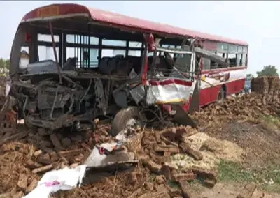गोरखपुर के गगहा में बस आ पिकअप के जोरदार टक्कर   डेढ़ दर्जन यात्री घायल  बस के परखच्चा उड़ल  एगो यात्री गंभीर  जिला अस्पताल रेफर