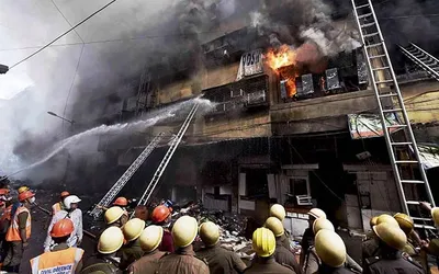 दुर्घटना   कोलकाता के बड़ाबाजार में लागल आग से मचल अफरा तफरी