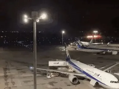 जापान के हानेडा एयरपोर्ट पs प्लेन में आग लागल  लैंडिंग से पहिले कोस्ट गार्ड के विमान से टकराइल  फ्लाइट में मवजूद रहे लो 400 पैसेंजर