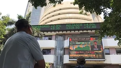 sensex opening bell  नया ऊंचाइयन पs शेयर बाजार  सेंसेक्स 300 अंक चढ़ल  निफ्टी 25 250 के छूअलस 