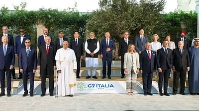 g7  शिखर सम्मेलन के फैमिली फोटो में बीच मंच पs नजर अइलें pm मोदी  बाइडन नीचे खड़ा रहस  लोग बोलल  हर भारतीय के गरब 