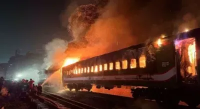 बांग्लादेश में सियासी बवाल जारी  ट्रेन में उपद्रवी कुल लगवले सs आग  दु लइकन समेत 5 लोगन के मउत