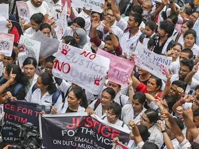 कोलकाता रेप मर्डर केस  आज बंद रही देश भर के अस्पताल  24 घंटा खातीर डॉक्टरन के हड़ताल