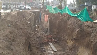 हादसा  गोरखपुर में पैडलेगंज चौराहा के लगे निर्माणाधीन नाला के दीवार ढ़हल  तीन गो घायल  एगो के हालत गंभीर