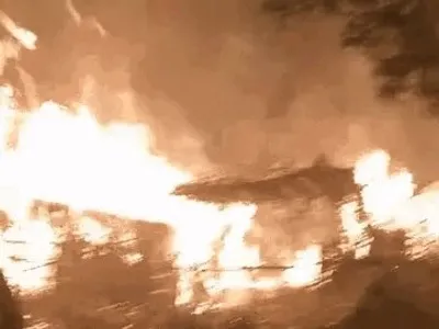 चिंगारी से लागल आग  आधा दर्जन घर जरके खाक  आग तपला के दौरान भइल हादसा  सीओ मदद के देलें आश्वासन