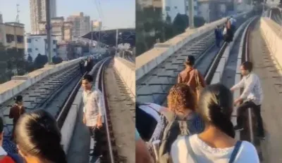 ट्रेन फ्लाइट के बाद अब मुंबई मेट्रो के सेवा ध्वस्त  ट्रैक पs पैदल चलत दिखल लोग