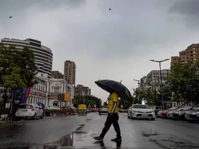 up rains  मौसम विभाग के नया भविष्यवाणी  यूपी में तीन दिन ले बरखा आंधी  तूफान  खातीर जारी भइल अलर्ट