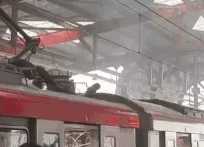 लखनऊ में मेट्रो के कोच में लागल आग   बादशाह नगर स्टेशन पर रुकतही धुआं निकले लागल  यात्रियन के उतारल गइल