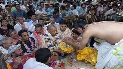 janmashtami 2024  सीएम योगी अचानक बांके बिहारी मंदिर पहुंच ठाकुर जी की छवि निहारत रह गइले