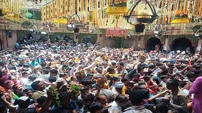 vrindavan  जन्माष्टमी से पहिले बाँके बिहारी मंदिर में भीड़ जुटल  महिला बेहोश हो गइल   ई गाइड लाइन जारी कइल गइल