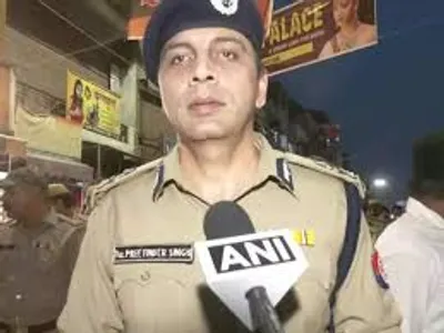 up breaking  आगरा के पुलिस कमिश्नर डॉ  प्रीतिंदर हटावल गइलें  जे  रवींद्र गौड़ के कमान  6 ips के भइल ट्रांसफर