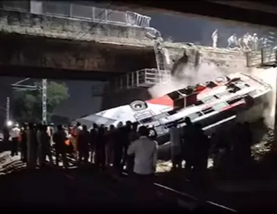 जयपुर जात बस रेलवे ट्रैक पs गिरल  4 लोगन के मउत