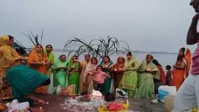 chhath puja 2024   देसभर में मनावल जा रहल बा छठ पूजा  व्रती पानी में खड़ा होके डूबत सूरज के दिहल लो अरघ