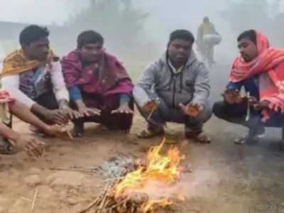 गोरखपुर में बरखा लवटवलस ठंड के सितम   9 डिग्री तक गइल तापमान  कोहरा के बीच विजिबिलिटी 50 मीटर तक सीमित