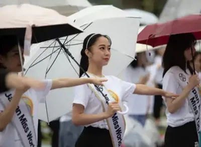 दुनियाभर में मनावल जा रहल बा योग दिवस   जापान में लोग छाता लगाके कइल योग  ऑस्ट्रेलिया आ चीन में स्टूडेंट्स लोग कइल आसन