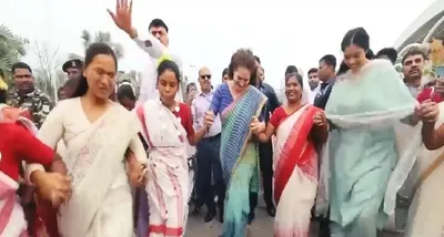 प्रियंका गांधी के साथे नृत्य करत शिक्षिका के वायरल वीडियो पऽ छिड़ल सियासी संग्राम  bjp कइलस कार्रवाई के मांग