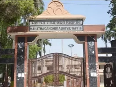 varanasi   युवा महाकुंभ के अनुमति निरस्त  काशी विद्यापीठ के सब गेट बंद  पुलिस छावनी में तब्दील भइल पूरा कैंपस
