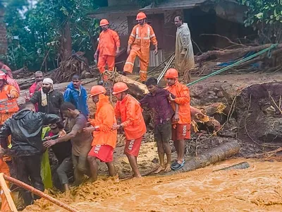 wayanad landslides live updates  वायनाड में भूस्खलन में मरे वालन के गिनिती बढ़ के 36 हो गइल  100 से अधिका लोग अबहियो मलबा के नीचे दब गइल बा