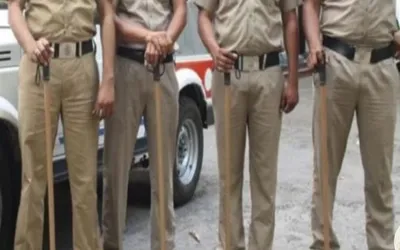 bihar  चेकिंग के नांव पऽ पुलिसवाला फोड़ देलस वकील के आंख