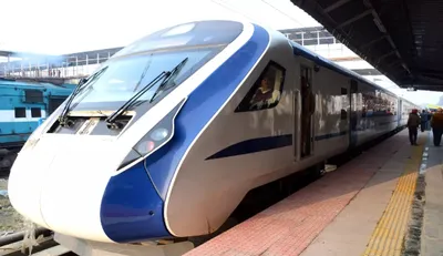 vande bharat train  यूपी में तीन स्टेशन पs रुकी दिल्ली से पटना चले वाली वंदे भारत  रेलवे लेलस निर्णय