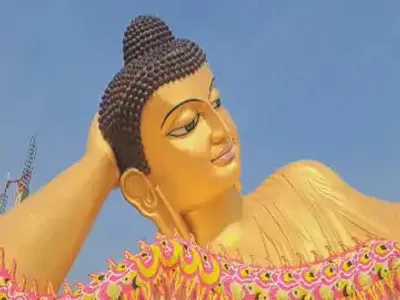 बोधगया में बुद्ध के 100 फीट लमहर स्लीपिंग प्रतिमा  13 कट्ठा में बनल देस के सबसे लमहर आ 30 फीट ऊंच मूर्ति