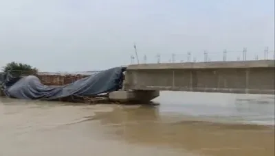 बिहार में नदी बहा ले गईल एगो अउरी पुल  11 दिन में 5वां ब्रिज ढहले से प्रशासन पs खड़ा भइल सवाल