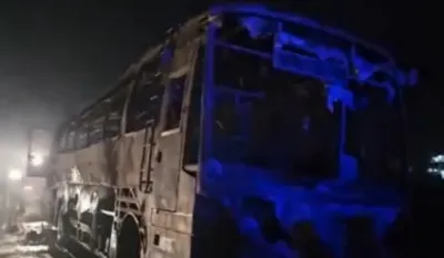 हरियाणा  नूंह में कुंडली मानेसर पलवल एक्सप्रेसवे पs हादसा  श्रद्धालुअन से भरल टूरिस्ट बस में लागल आग  8 के मउत