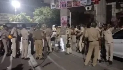 अमरावती के नागपुरी गेट पुलिस स्टेशन पs भारी पथराव  10 पुलिसकर्मी घायल  लाठीचार्ज आ छोड़ले आंसू गैस के गोला