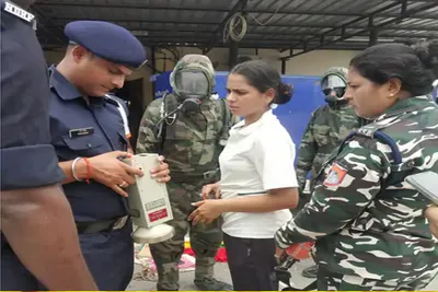 लखनऊ एयरपोर्ट पs रेडियोएक्टिव मटेरियल लीक  2 गो कर्मचारी बेहोश  खाली करावल गइल 1 5 किमी के एरिया