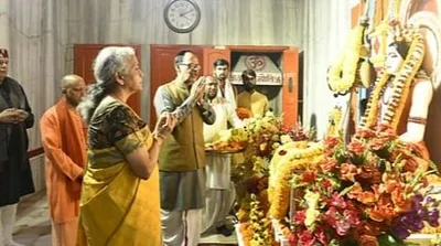 gorakhpur news  गोरखनाथ मंदिर में केंद्रीय वित्त मंत्री कइली पूजा  छात्र लो शंख ध्वनि से कइलें स्वागत