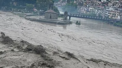 हिमाचल में बाढ़ से आक्रोश   मनाली लेह राजमार्ग और 87 रूट बंद  तीन दिन तक भारी बारिश के चेतावनी