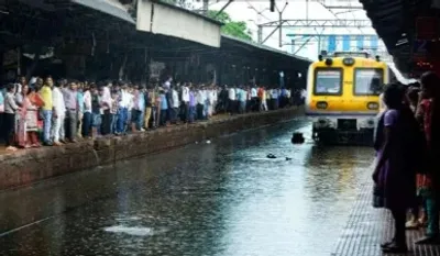 mumbai rains  मुंबई में बरखा रोकलस local trains के रफ्तार  स्कूल कॉलेज बंद  अलर्ट जारी