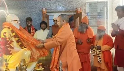 gorakhpur news  एयरपोर्ट से लेके गोरखनाथ मंदिर ले मुख्यमंत्री के भव्य स्वागत  गुरू के ओढ़वले रामनामा चुनरी
