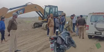 gorakhpur news  प्रशासन के आंख में धूर झोंक के माफिया करत रहलें खनन  जांच कइला पऽ खोदत मिलल पोकलेन