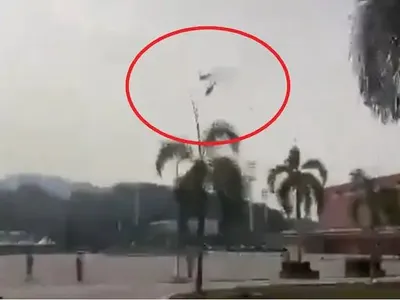 मलेशिया के दुगो नेवी हेलिकॉप्टर टकराइल  10 क्रू मेंबर्स के मौत  परेड रिहर्सल में हादसा  एगो हेलिकॉप्टर स्वीमिंग पुल आ दूसरका  स्टेडियम में गिरल