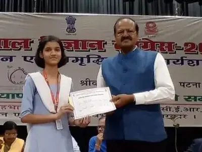 छपरा के तृप्ति तान्या के बाल वैज्ञानिक प्रोत्साहन पुरस्कार  पद्मश्री रविंद्र कुमार सिंह कइलें सम्मानित  राज्यस्तरीय बाल कांग्रेस प्रतियोगिता में लहरवले रहली परचम