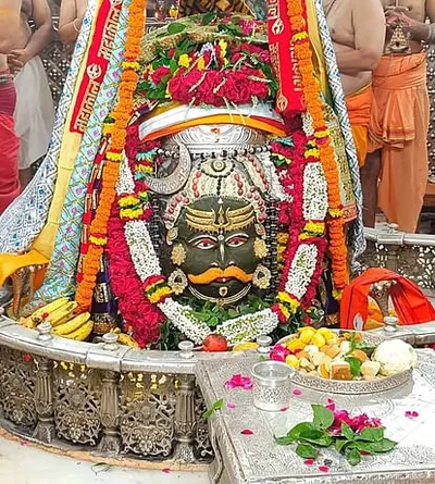 ujjain   सावन के चउथा सोमवार    भास्मा आरती में गूंजत जय श्री महाकाल   जलाभिषेक आ पूजा कइला के बाद के श्रृंगार देखीं