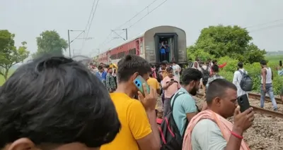 magadh express  बक्सर में हादसा के शिकार भइल मगध एक्सप्रेस  दु हिस्सन में बंट गइल ट्रेन