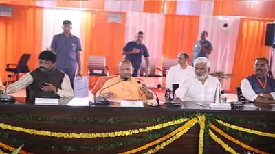 cm yogi in prayagraj   सीएम योगी अखाड़ा परिषद के साथे कइले बइठक