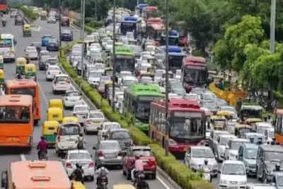 दिल्ली में एह सड़कन पs जाए से बची  फंस सकेनी लंबा जाम में  ईहां रही रूट डायवर्जन