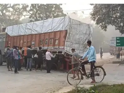 बीच सड़क पs टूटल ट्रक के एक्सेल  3 घंटा से जाम में फंसल बा लो राहगीर  7 किलोमीटर तक वाहनन के लागल लमहर कतार