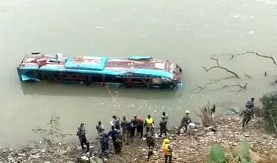nepal bus accident   51 यात्री लेके कपिलवस्तु से काठमांडो जा रहल बस नदी में गिरल  सात लोगन के मौत