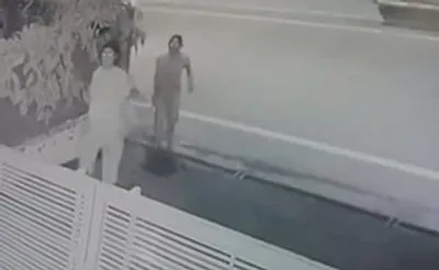 कैमरा में कैद   कार से अइली महिला घर के बाहर रखल गमलन पs कइलस हाथ साफ