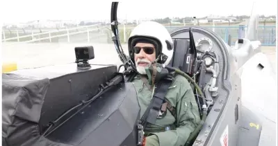 पीएम नरेंद्र मोदी लड़ाकू विमान तेजस में भरले उड़ान  तस्वीर शेयर करत कहले इ बात