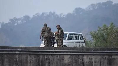 breaking news  जम्मू कश्मीर के डोडा में आर्मी के कैप्टन शहीद  आतंकियन आ सुरक्षाबल के बीचे मुठभेड़ जारी